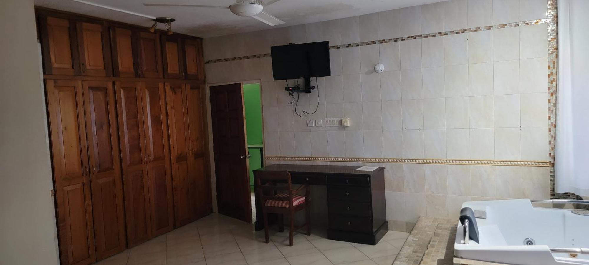 Wizzy White River Apartment *